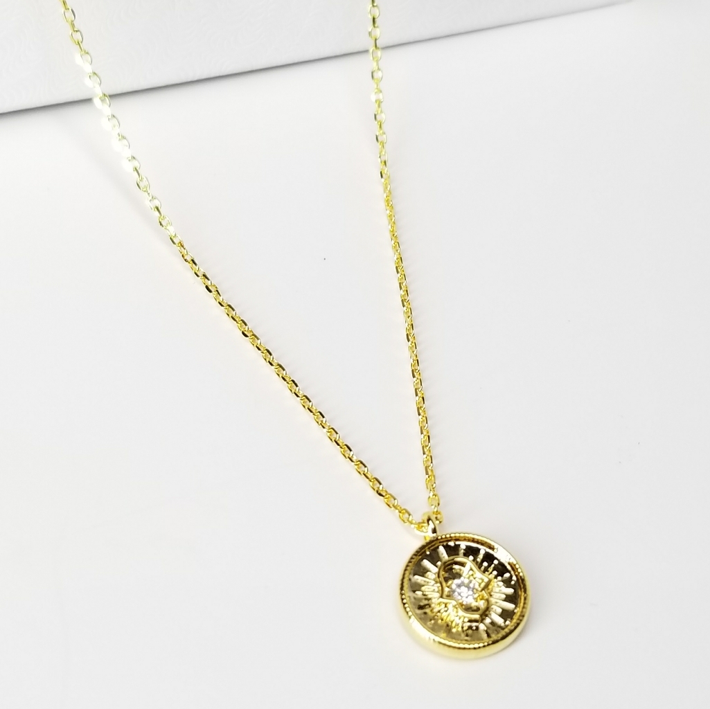 Nwt Minimalist Hamsa Hand Necklace